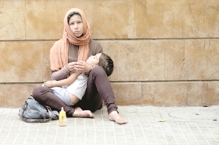 لاجئة سورية وطفلها في أحد شوارع بيروت